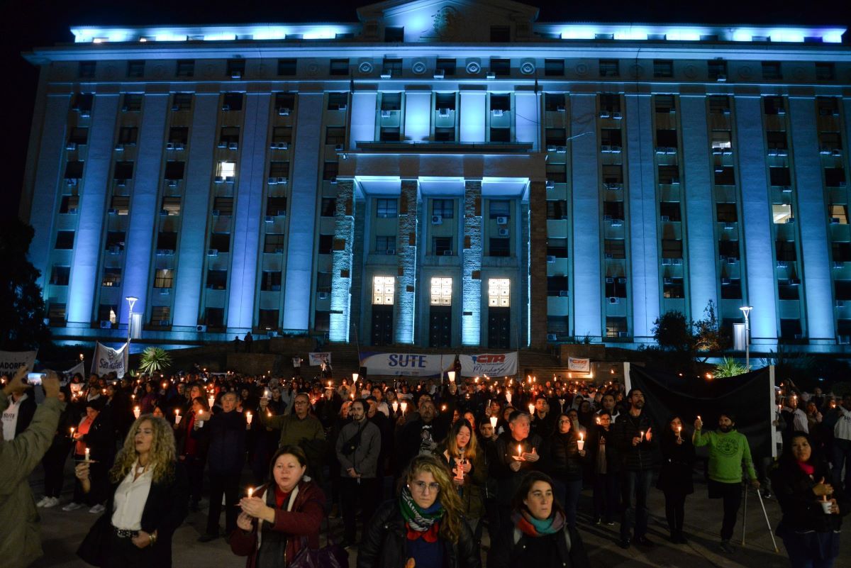 El SUTE realizó el miércoles pasado una acción de protesta en Casa de Gobierno para hacer visible el pedido de auxilio de las escuelas de Mendoza. El SUTE realizó el miércoles pasado una acción de protesta en Casa de Gobierno para hacer visible el pedido de auxilio de las escuelas de Mendoza.