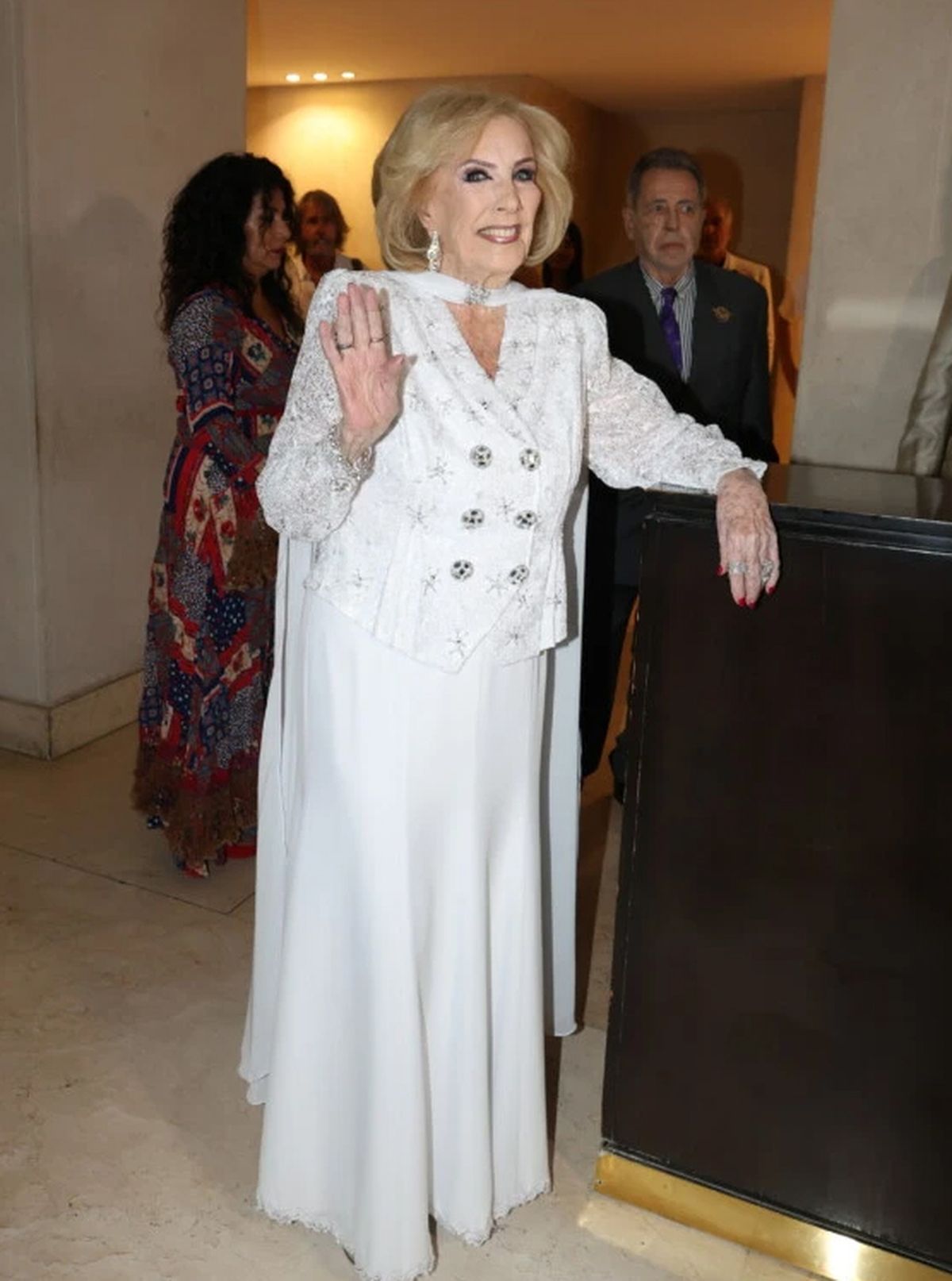 Total white. El look de Mirtha en su cumple.