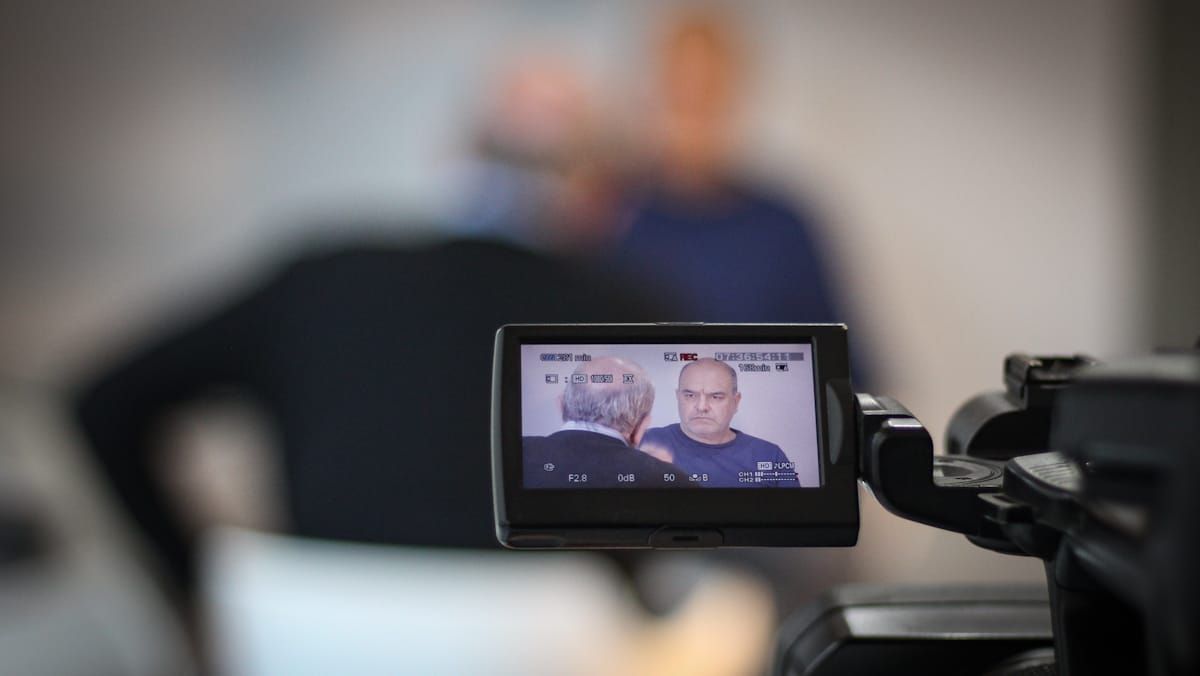 Testimonio. El padre de la denunciante, con el periodista José Luis Verderico. Testimonio. El padre de la denunciante, con el periodista José Luis Verderico.