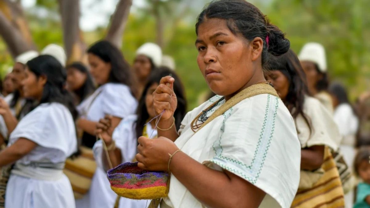 Una mujer indígena arhuaco hace artesanías en la comunidad de Nabusimake, en el norte de Colombia. El país fue el más peligroso del mundo para los defensores del medioambiente en 2023, y casi el 40% de los asesinatos tuvieron como objetivo a activistas indígenas y afrodescendientes (Foto: Andrea Puentes / Presidencia de Colombia, PDM) Una mujer indígena arhuaco hace artesanías en la comunidad de Nabusimake, en el norte de Colombia. El país fue el más peligroso del mundo para los defensores del medioambiente en 2023, y casi el 40% de los asesinatos tuvieron como objetivo a activistas indígenas y afrodescendientes (Foto: Andrea Puentes / Presidencia de Colombia, PDM)