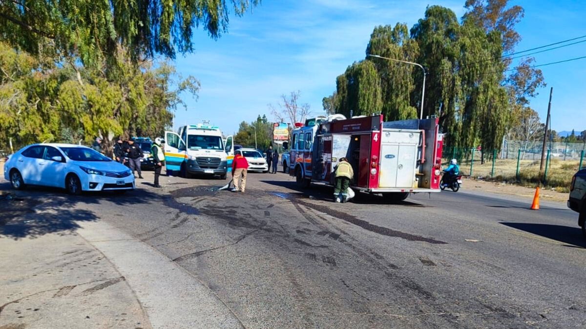 Accidente cerca de la UNCuyo. Hubo tres heridos que fueron atendidos por politraumatismos varios.