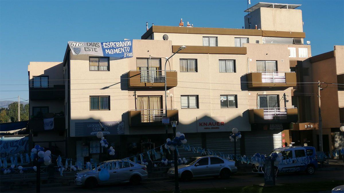 5775 días esperando éste momento, reza la bandera frenta al Feliciano Gambarte. (Matías Pascualetti/Nihuil).