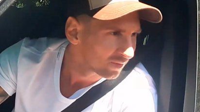 Messi se sacó fotos tras llegar a Rosario.