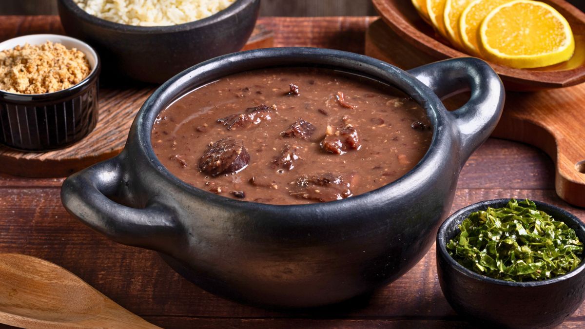 Cómo preparar la Feijoada tradicional: el guiso de frijoles más emblemático de Brasil, paso a paso