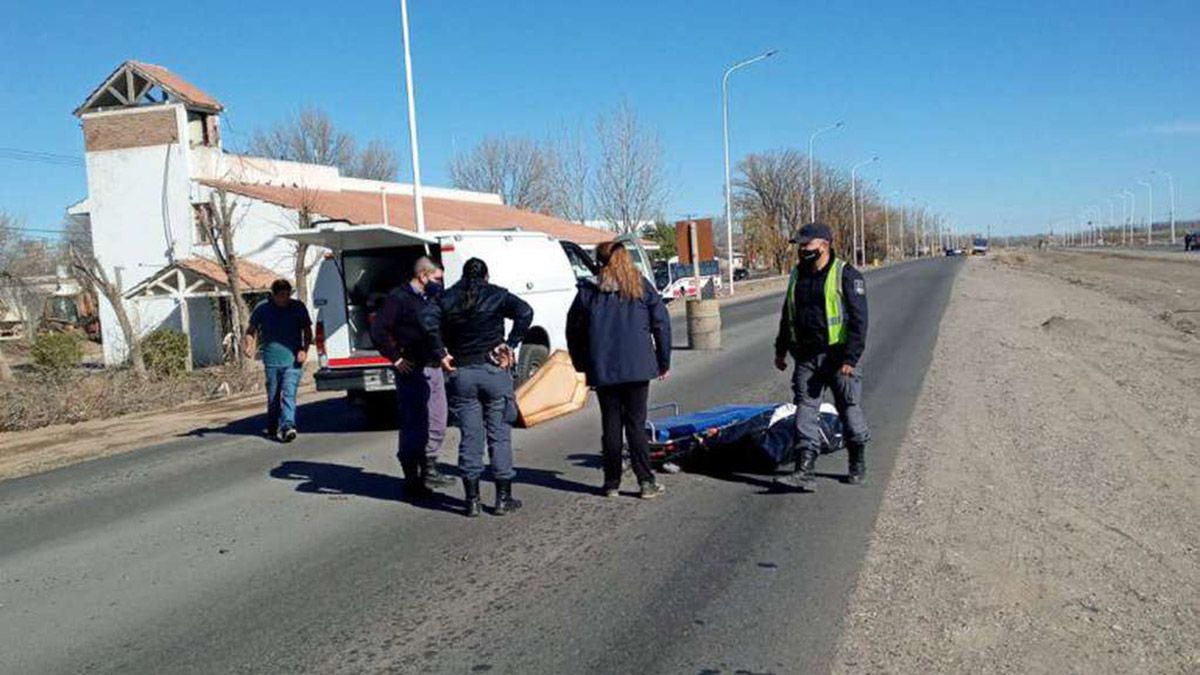 Neuquén: un cajón cayó de un coche fúnebre y el cadáver quedó tirado en la ruta