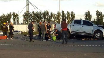 Iban 16 personas en una camioneta y chocaron contra un camión: hay 9 muertos