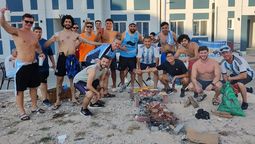 Hinchas argentinos se comieron un terrible asado en la previa del partido entre la Selección argentina y Polonia. Foto: Paula Jalil (UNO).