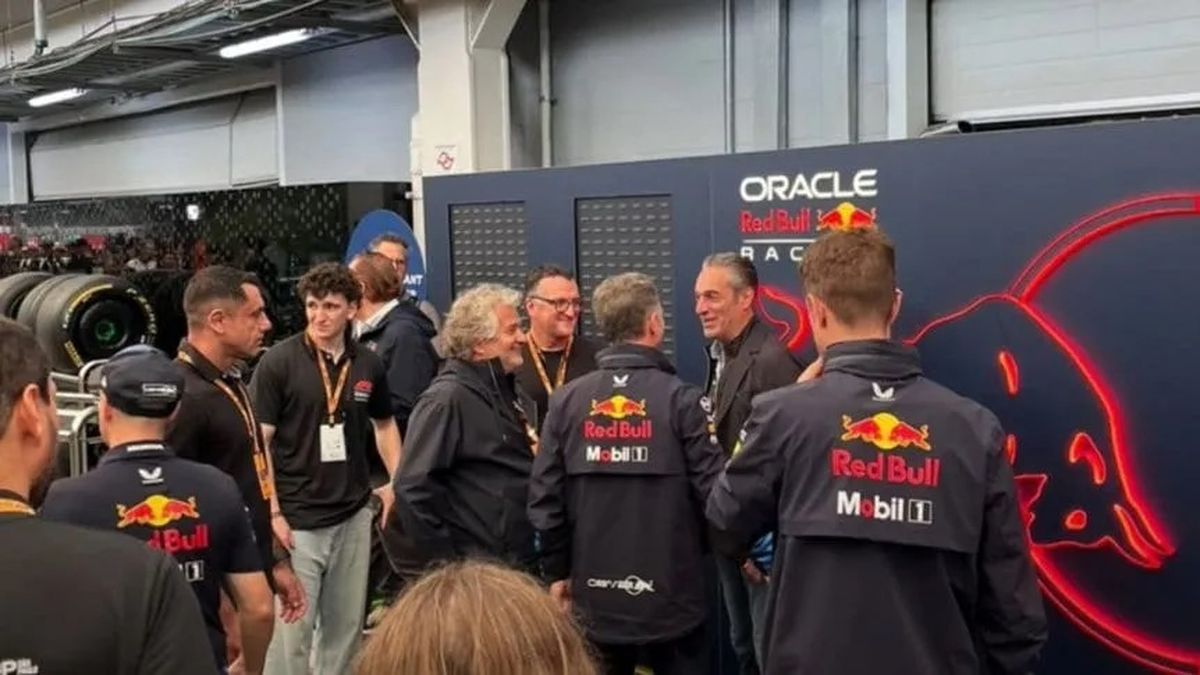 Christian Horner hablando con los responsables de los sponsors de Franco Colapinto en el circuito de Interlagos. Christian Horner hablando con los responsables de los sponsors de Franco Colapinto en el circuito de Interlagos. 