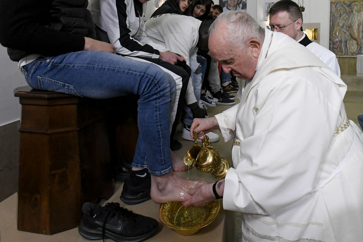 El papa Francisco lavó pies de 12 jóvenes detenidos en una cárcel de Roma