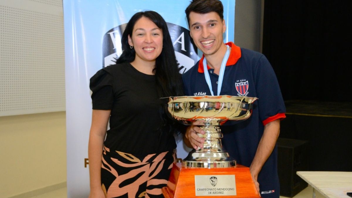 El flamante campeón mendocino de ajedrez Indalecio López Miller posa con su trofeo junto a la presidente de la federación Mendocina de Ajadrez