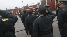 El video con miembros de la policía de Perú manteniendo relaciones sexuales en una oficinal oficial, está dando la vuelta al mundo. El video con miembros de la policía de Perú manteniendo relaciones sexuales en una oficinal oficial, está dando la vuelta al mundo.
