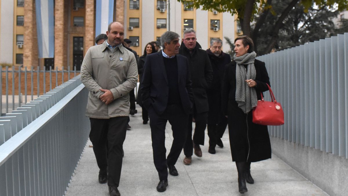El presidente de CAEM, Roberto Cacciola, junto a la ministra de Energía y Ambiente, Jimena Latorre.