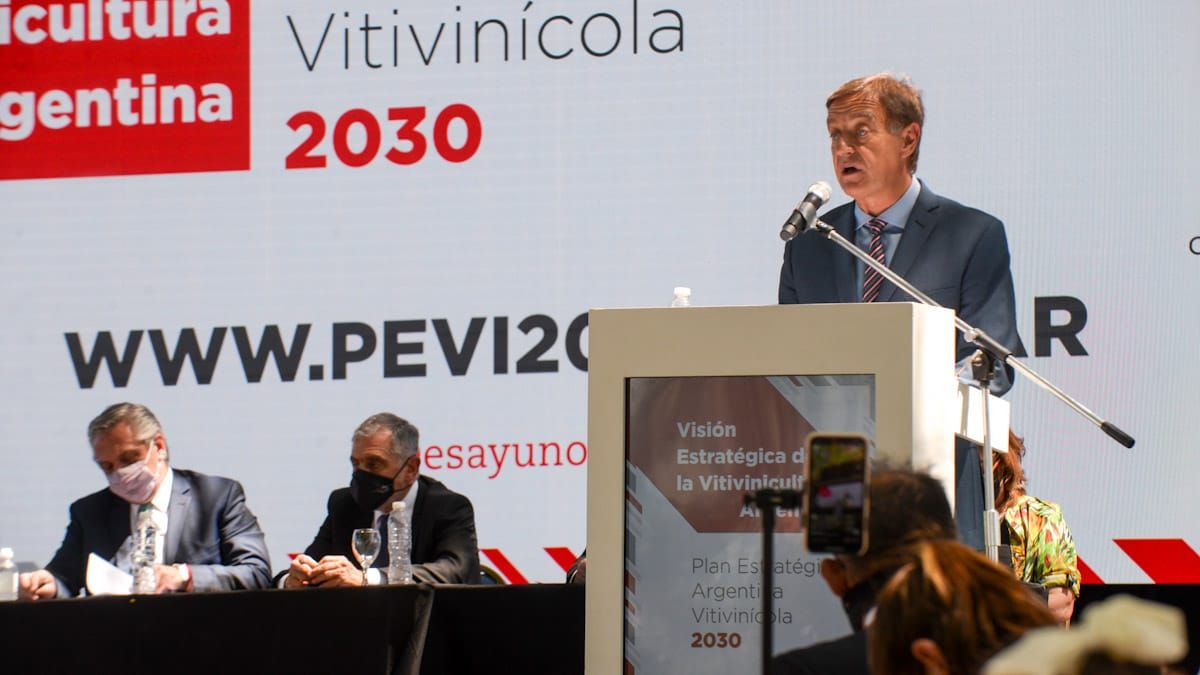 Suarez dio un fuerte discurso en el desayuno de la COVIAR en donde hizo referencia a la distribución&nbsp; de fondos por parte de la Nación y las medidas en torno a la pandemia.