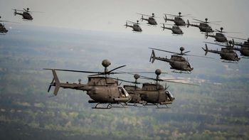 Estados Unidos despliega 32 helicópteros y rompe récord en mayor formación militar Estados Unidos despliega 32 helicópteros y rompe récord en mayor formación militar