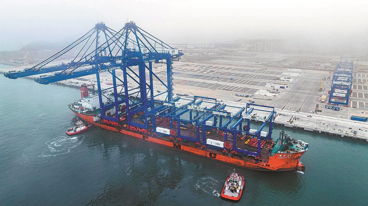 Grúas de muelle de China se envían con éxito a la terminal del puerto de Chancay en Perú el 27 de junio. ZPMC / XINHUA