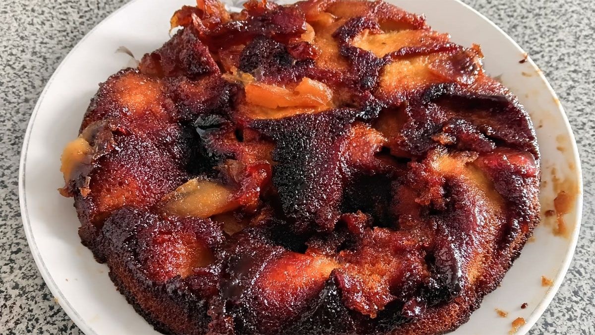 La torta invertida de manzanas se hace con una simple receta, que es fácil y rápida de preparar.