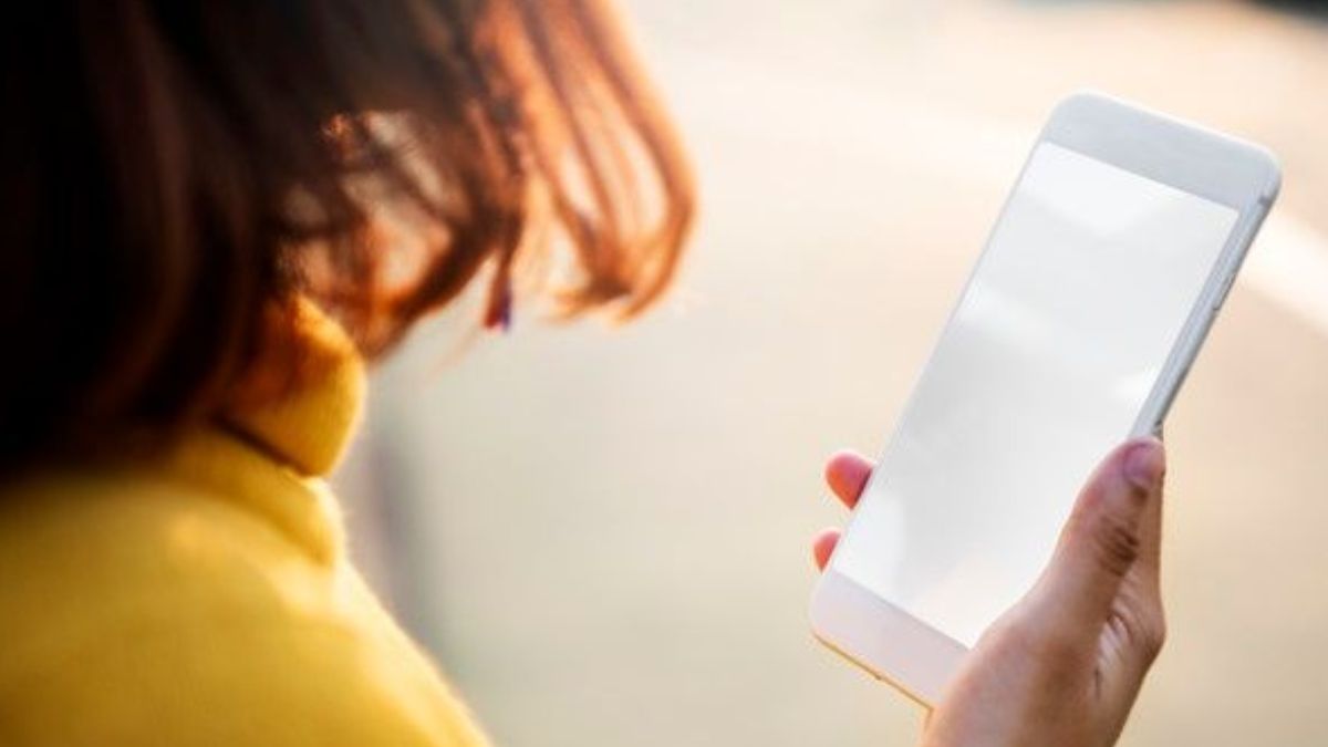 El grupo de Whatsapp de mamis puede ser tanto el parte diario de noticias y novedades escolares como un portal abierto a la dimensión desconocida. De aprender a caminar en los bordes se trata. El grupo de Whatsapp de mamis puede ser tanto el parte diario de noticias y novedades escolares como un portal abierto a la dimensión desconocida. De aprender a caminar en los bordes se trata.