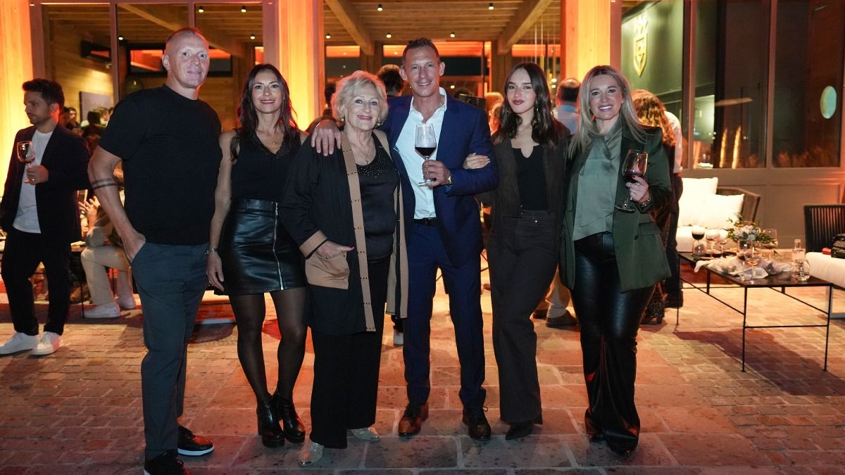 El papá de Agustina Gandolfo y suegro de Lautaro Martínez, en una foto familiar junto a su mamá Irma, primos, hija y sobrinos. El papá de Agustina Gandolfo y suegro de Lautaro Martínez, en una foto familiar junto a su mamá Irma, primos, hija y sobrinos.