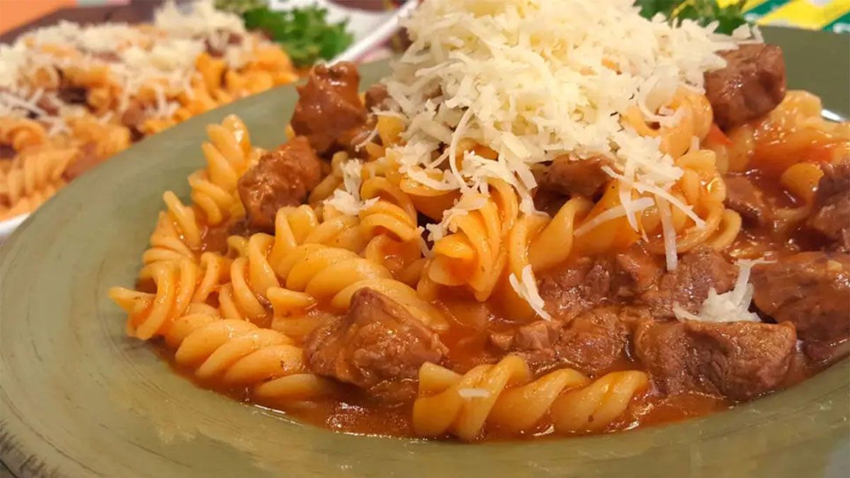 La receta de guiso de fideos, además de aportar un riquísimo sabor, es perfecta para esta época de frío.