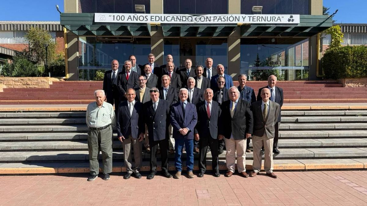 Medio siglo de egresados y una presencia especial, la del hermano Renigio, de 91 años. Medio siglo de egresados y una presencia especial, la del hermano Renigio, de 91 años.