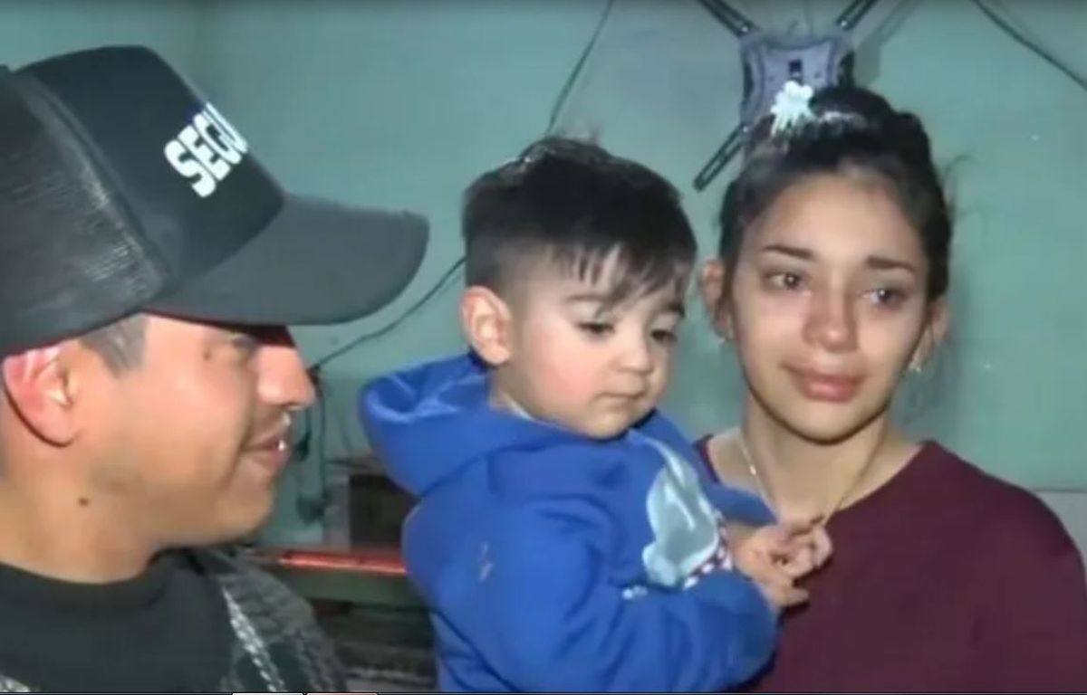 Los padres del bebé que gateó solo y de noche dieron una llamativa justificación.