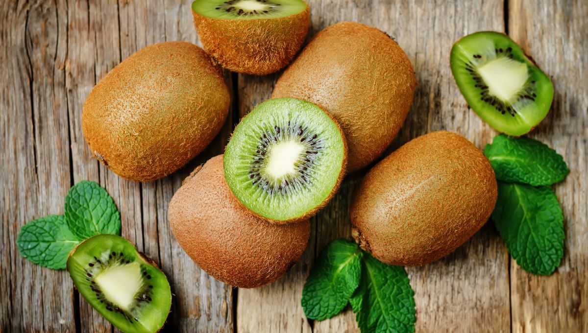 El kiwi ayuda a producir colágeno de manera natural. El kiwi ayuda a producir colágeno de manera natural. 