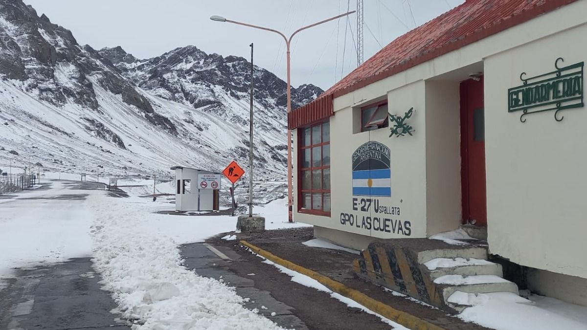 Se espera la primera nevada del año que puede complicar la circulación de vehículos en el paso a Chile. Se espera la primera nevada del año que puede complicar la circulación de vehículos en el paso a Chile.