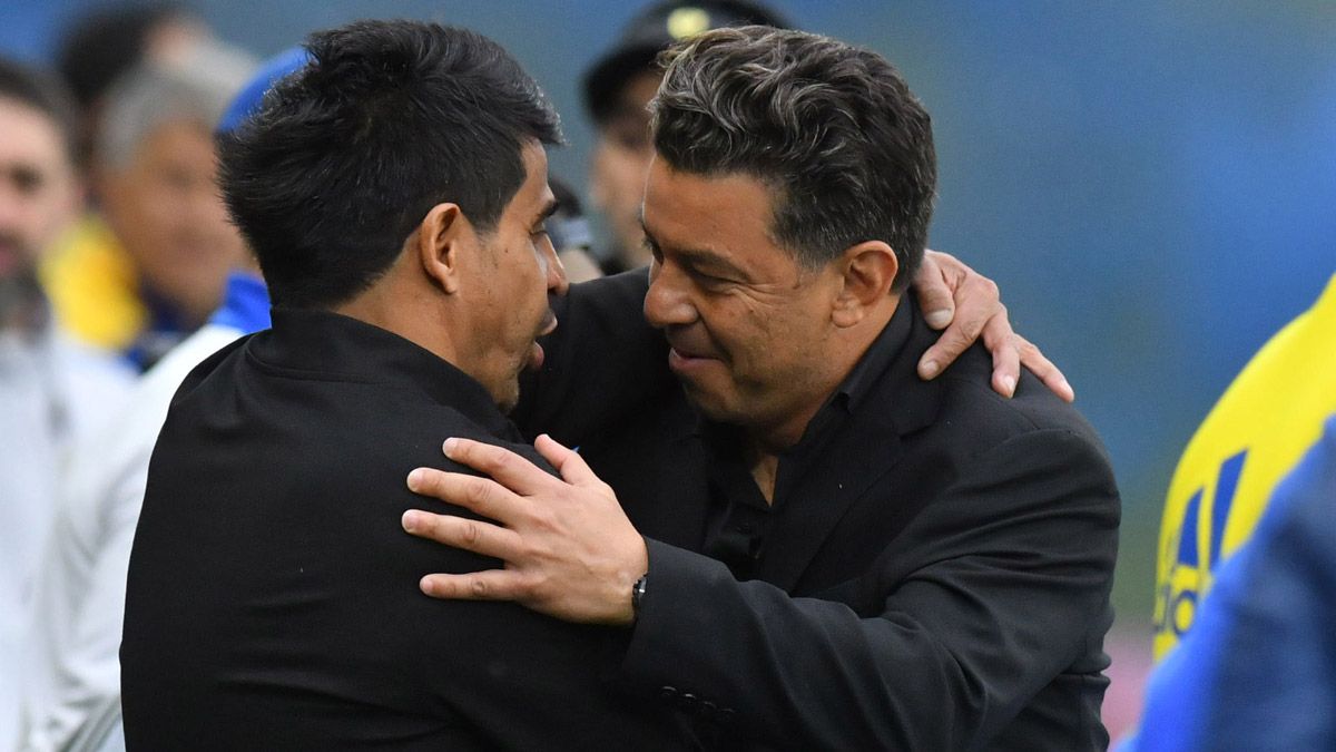 Hugo Ibarra y Marcelo Gallardo se saludaron efusivamente antes del comienzo del partido entre Boca y River.