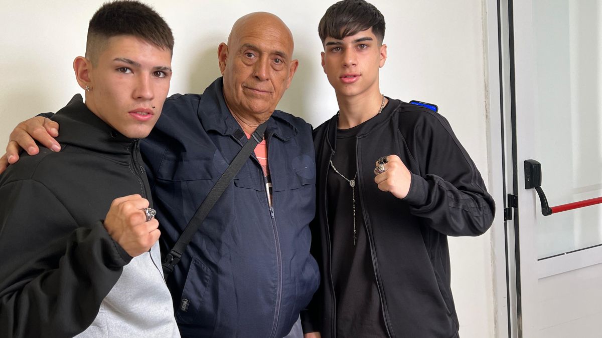Los púgiles juveniles del equipo de boxeo amateur de Mendoza están acompañados por el delegado de la Federación Mendocina de Box, Oscar Gualpa. Los púgiles juveniles del equipo de boxeo amateur de Mendoza están acompañados por el delegado de la Federación Mendocina de Box, Oscar Gualpa.
