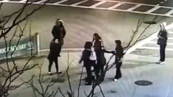 Video: Golpean, patean y muerden a una mujer con su hija por hablar en español