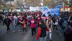 Una multitud marcó en Mendoza el viernes en el séptimo año de Ni Una Menos.