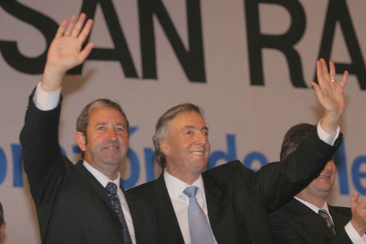 Julio Cobos y Néstor Kirchner el día en que firmaron el acuerdo para que Mendoza fuera resarcida tras los perjuicios ocasionados por la promoción industrial.