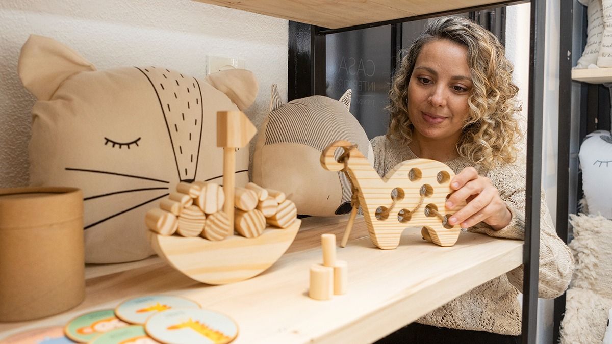 Florencia Guiraldes, de Apapacha, y sus juegos de madera para niños y niñas. Florencia Guiraldes, de Apapacha, y sus juegos de madera para niños y niñas.