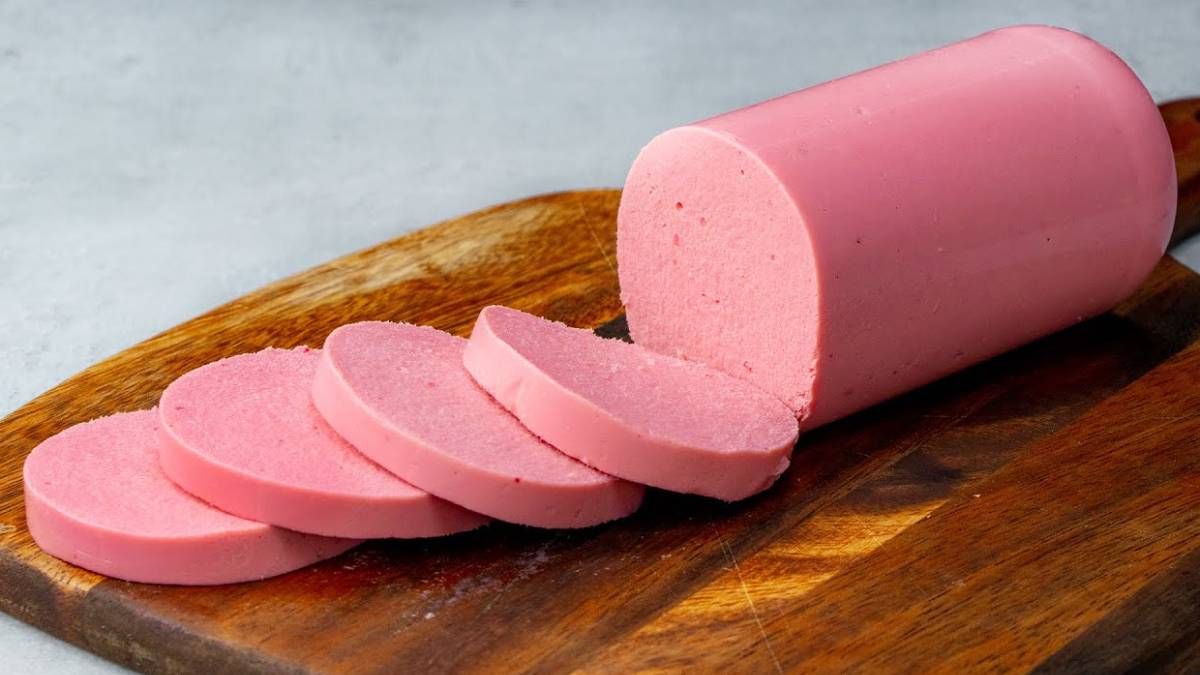 La receta de mortadela casera, uno de los fiambres que no puede faltar en una picada. La receta de mortadela casera, uno de los fiambres que no puede faltar en una picada.