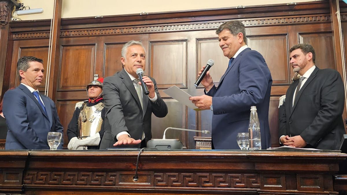 El ex vicegobernador Mario Abed tomó juramento al nuevo gobernador de Mendoza, Alfredo Cornejo. El ex vicegobernador Mario Abed tomó juramento al nuevo gobernador de Mendoza, Alfredo Cornejo.