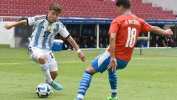 El delantero de la Selección argentina Sub 17 Benjamín Acosta enfrenta a Axel Balbuena, de Paraguay.
