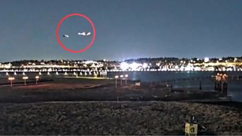 Se conoció el video del impactante choque entre un avión y un helicóptero que dejó más de 60 muertos