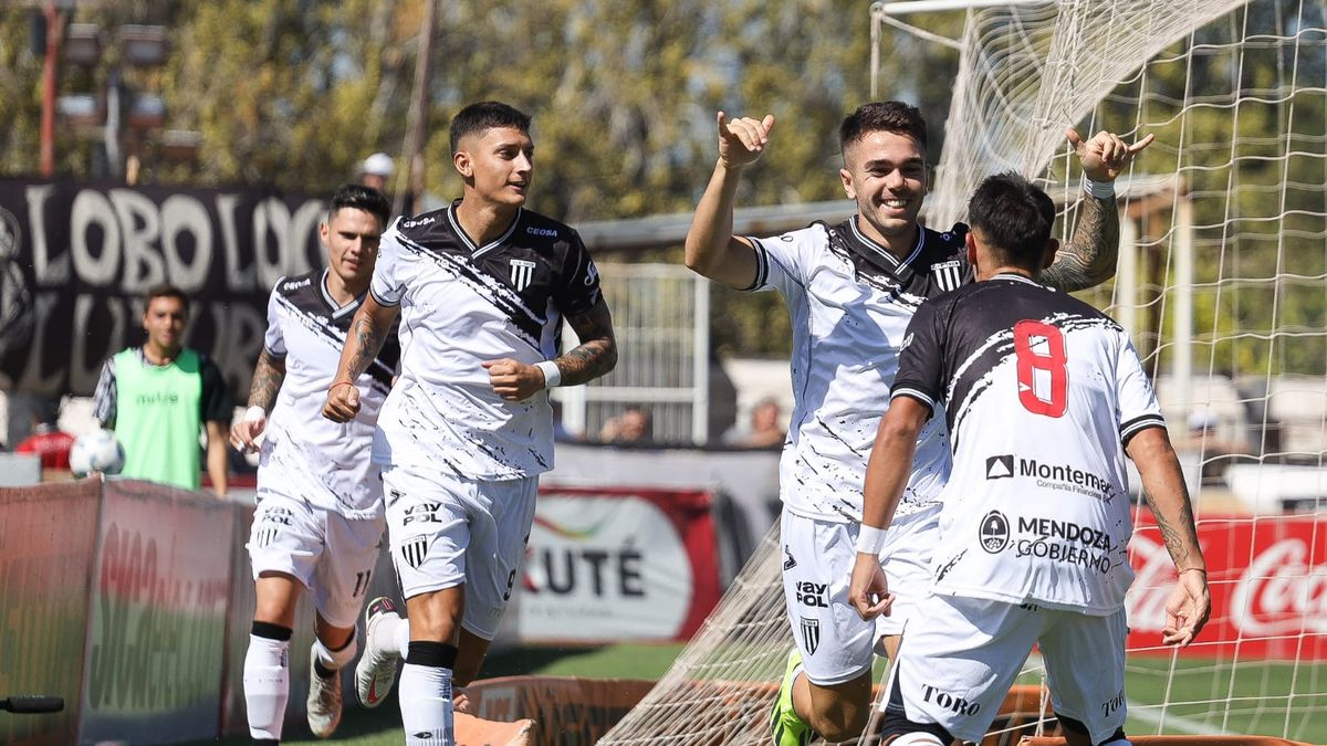 Nicolás Romano festeja el primer gol de Gimnasia y Esgrima ante Colón.