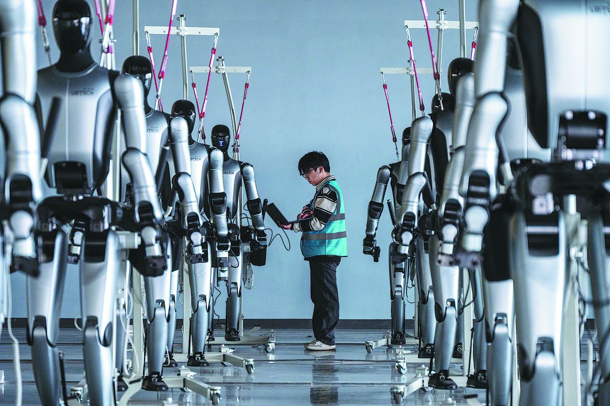 Un técnico revisa robots humanoides en un centro tecnológico en Zigong, provincia de Sichuan. HE HAIYANG / PARA CHINA DAILY.