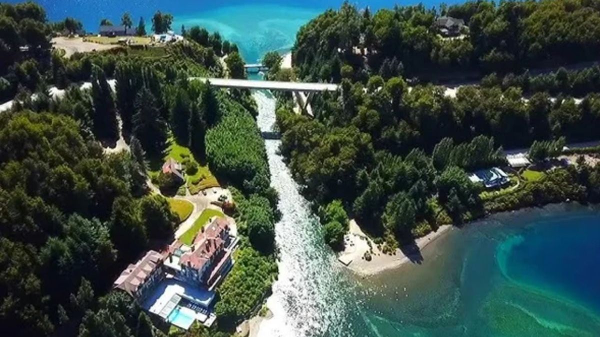 El Río Correntoso, de solo 200 metros, une el Lago El Correntoso con Nahuel Huapi, en la zona de Villa La Angostura El Río Correntoso, de solo 200 metros, une el Lago El Correntoso con Nahuel Huapi, en la zona de Villa La Angostura