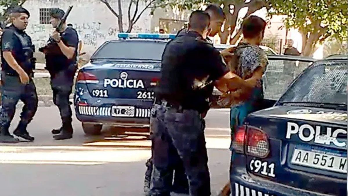 El Morocha cuando terminaba de ser detenido en calle Doctor Moreno de Las Heras.