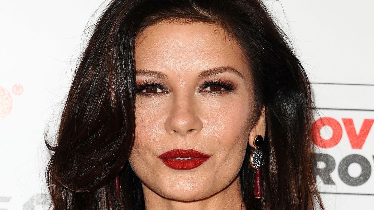 Catherine Zeta-Jones es Morticia Addams en la serie de Netflix Merlina. Foto: Getty Images. 