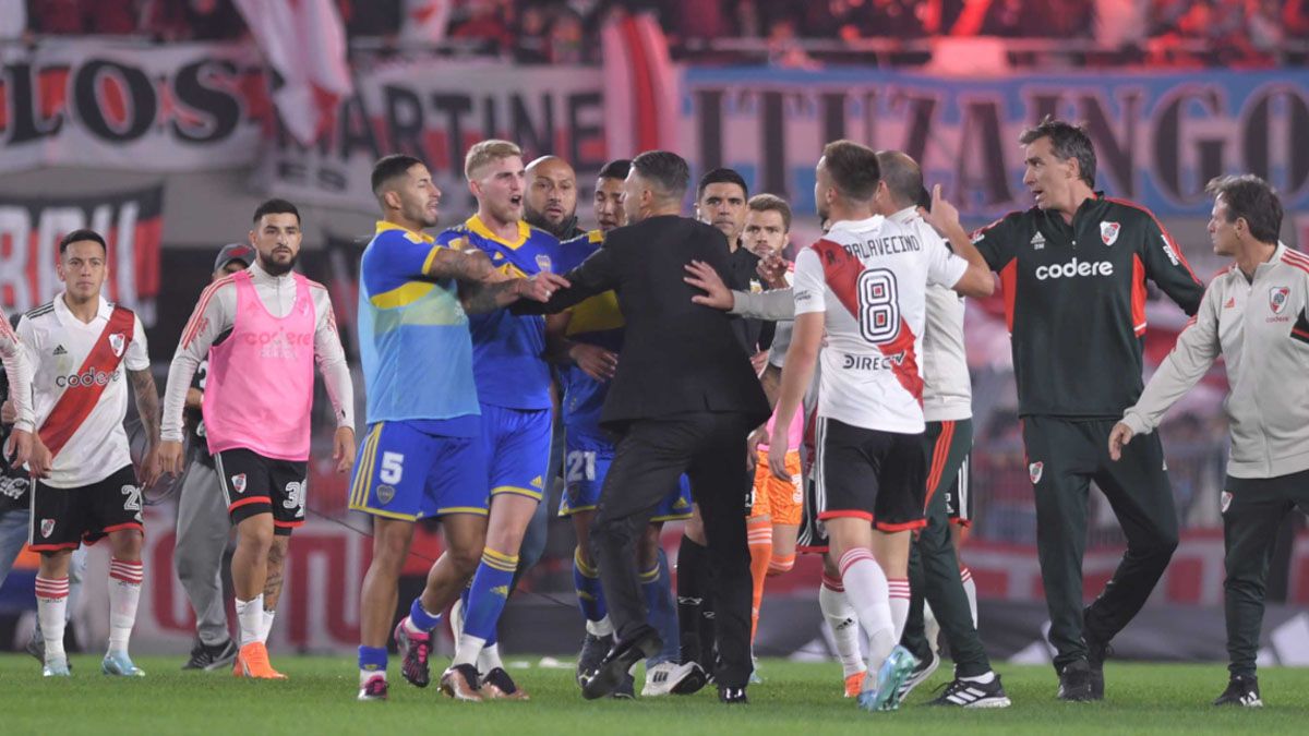 El DT de River intervino para detener los incidentes