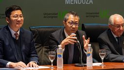 El ministro consejero de la Embajada de China, Wang Xiaoxu (centro), junto a Chen Qingrong, vicerrector de la Universidad de Nanjing (izquierda) y el rector de la Universidad de Congreso, Rubén Darío Bresso (derecha).