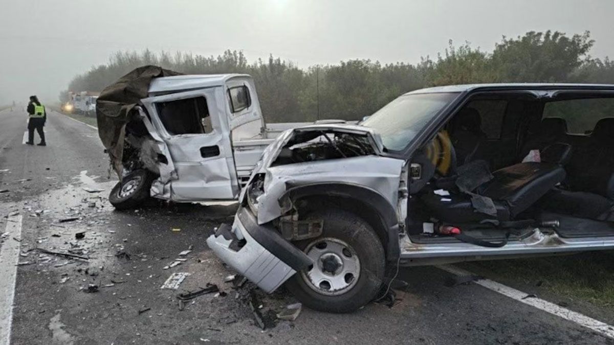Terrible accidente en la ruta: dos muertos y varios heridos en un choque entre dos camionetas