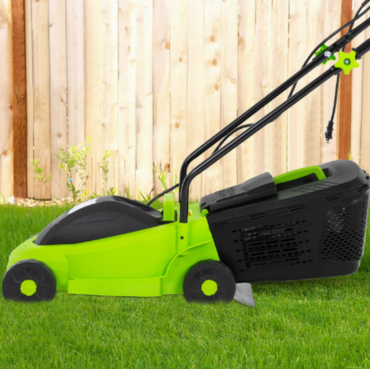 Deja tu jardín como un campo de golf con esta máquina de cortar el césped. Deja tu jardín como un campo de golf con esta máquina de cortar el césped.