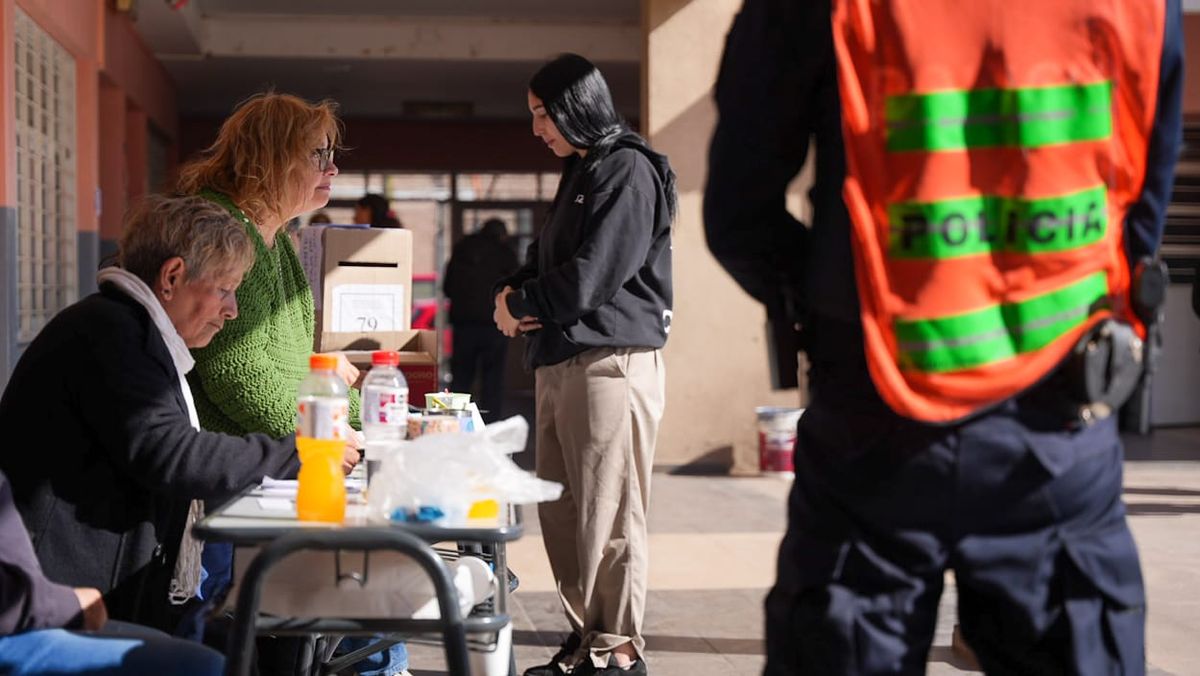 31 escuelas se habilitaron este domingo para que se voten candidatos a concejal del peronismo. 31 escuelas se habilitaron este domingo para que se voten candidatos a concejal del peronismo.