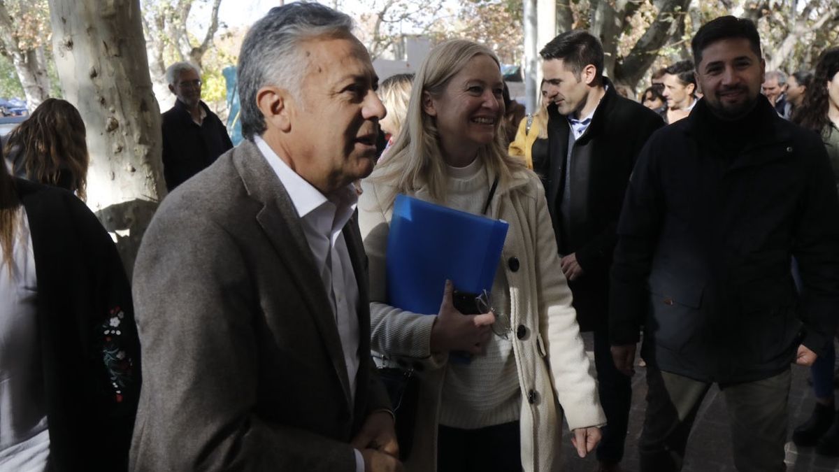 Alfredo Cornejo y Hebe Casado, la fórmula de Cambia Mendoza, en San Rafael. Alfredo Cornejo y Hebe Casado, la fórmula de Cambia Mendoza, en San Rafael.