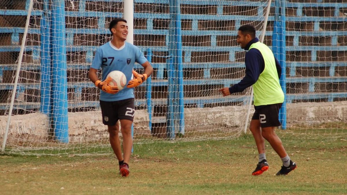 Santi Ávila se probó de arquero en el entrenamiento.