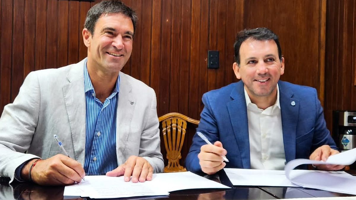 El peronista Emir Andraos, de Tunuyán, fue el primero en firmar el convenio con la DGE por los fondos coparticipables de Nación. El peronista Emir Andraos, de Tunuyán, fue el primero en firmar el convenio con la DGE por los fondos coparticipables de Nación.